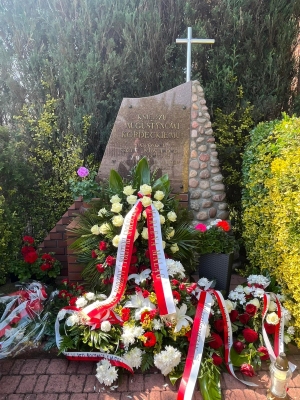 obelisk w miejscu urodzenia o. Kordeckiego przy ul. Garbarskiej 14
