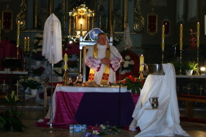 Ks. Proboszcz wyjaśnia  symbolikę wielkoczwartkowej liturgii 