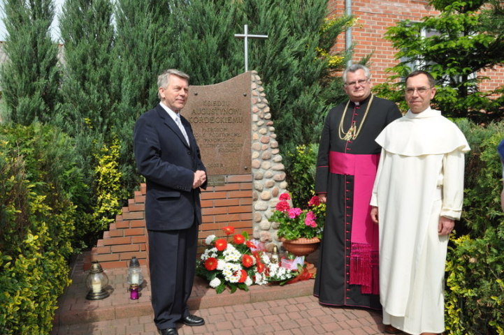 Na zdjęciu od lewej: pan Czesław Ryszka, Ks. Kanonik Paweł Jabłoński, Ojciec Dariusz Cichor w miejscu urodzenia O. Kordeckiego na ul. Garbarskiej Na zdjęciu od lewej: pan Czesław Ryszka, Ks. Kanonik Paweł Jabłoński, Ojciec Dariusz Cichor w miejscu urodzenia O. Kordeckiego na ul. Garbarskiej