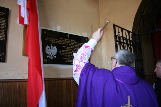 Poświęcenie tablicy ku pamięci pomordowanych w Katyniu polskich oficerów oraz tragicznie zmarłych w katastrofie Poświęcenie tablicy ku pamięci pomordowanych w Katyniu polskich oficerów oraz tragicznie zmarłych w katastrofie