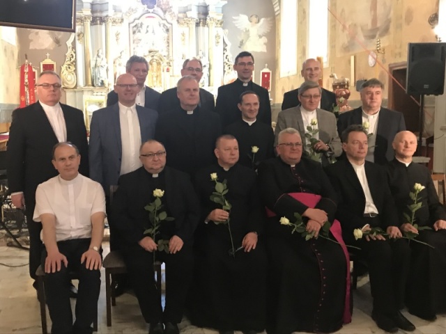 Kapłani z rocznika Ks. Proboszcza na zjeździe kursowym w Iwanowicach z okazji 30- lecia święceń kapłańskich Kapłani z rocznika Ks. Proboszcza na zjeździe kursowym w Iwanowicach z okazji 30- lecia święceń kapłańskich