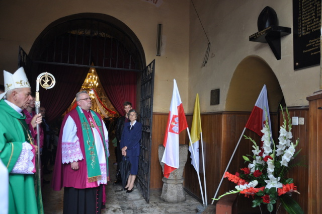 Poświęcenie memoriału ku czci poległych i pomordowanych parafian iwanowickich w czasie II wojny światowej . Fot: J.E.Ks. Bp Stanisław Napierała i Ks. Kan Paweł Jabłoński Proboszcz Poświęcenie memoriału ku czci poległych i pomordowanych parafian iwanowickich w czasie II wojny światowej . Fot: J.E.Ks. Bp Stanisław Napierała i Ks. Kan Paweł Jabłoński Proboszcz
