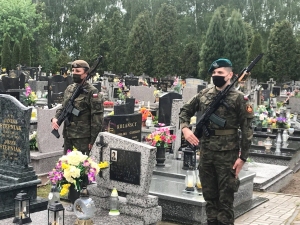 Na cmentarzy pochowany jest śp. szer. Józef STĘPNIAK, który odszedł na wieczną wartę w 1975 r. podczas wykonywania obowiązków w ramach Polskiej Wojskowej Jednostki Specjalnej Doraźnych Sił Zbrojnych ONZ na Bliskim Wschodzie gdzie zginęło dziewięciu polskich żołnierzy.