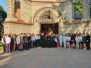 Zdjęcie młodzieży bierzmowanej z       Ks. biskupem Łukaszem Buzunem           i  kapłanami
