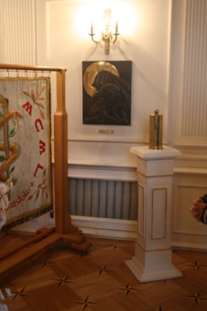 Kaplica w pałacu. Obraz Matki Bożej Katyńskiej, w urnie ziemia z Katynia i innych miejsc kaźni