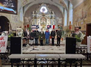 Uczniowie Zespołu Szkół    
 w Iwanowicach  przedstawili montaż słowno- muzyczny