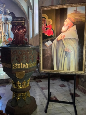 Chrzcielnica i obraz w kościele w Iwanowicach