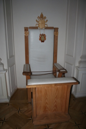 tron papieski z wizyty Ojca Świętego Jana Pawła II w Białymstoku