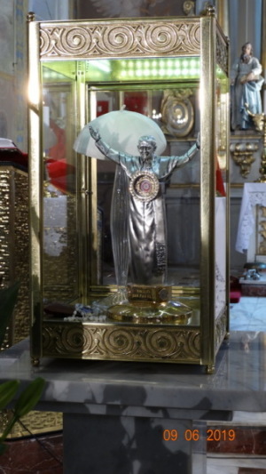 Relikwiarium z relikwiarzem św. Jana Pawła II