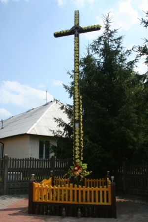 Krzyż przy szkole w Sobiesękach II