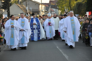 w uroczystości powitania wziął udział Ks. Biskup Stanisław Napierała i wielu kapłanów