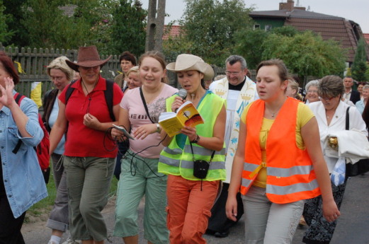 Pielgrzymka piesza z naszej parafii na koronację obrazu Matki Bożej Przyczyny naszej radości w Chełmcach 7 wrzesień 2008 r. Pielgrzymka piesza z naszej parafii na koronację obrazu Matki Bożej Przyczyny naszej radości w Chełmcach 7 wrzesień 2008 r.
